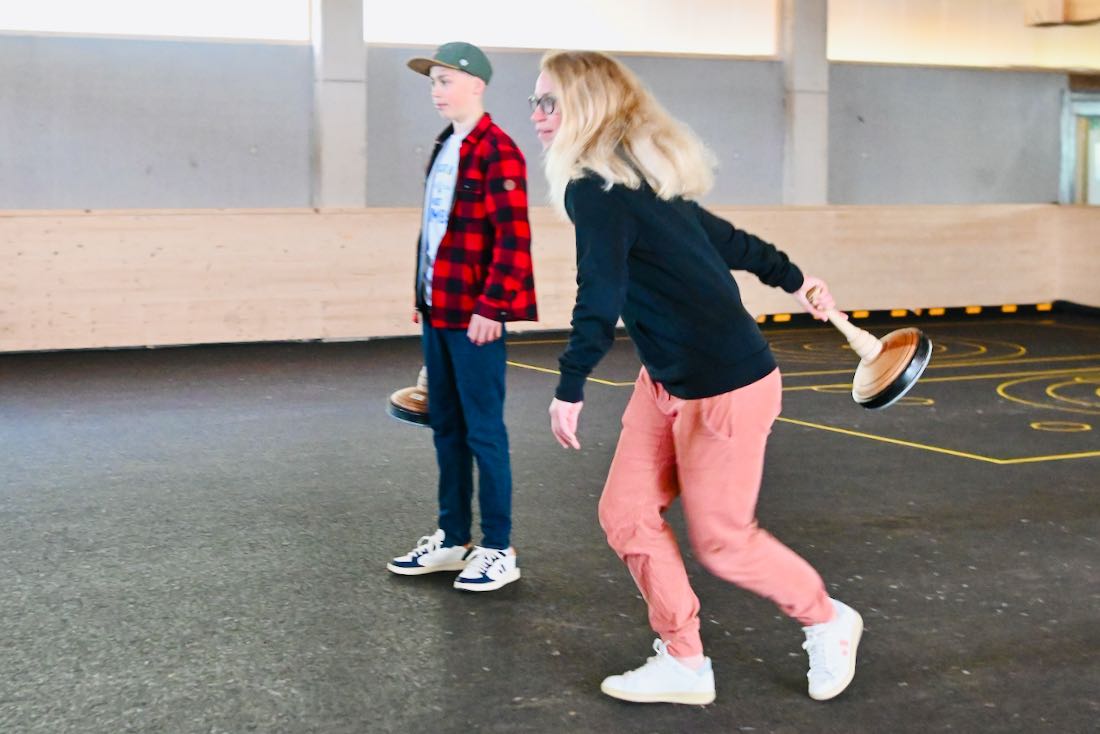 Flo und Melanie beim Stockschießen