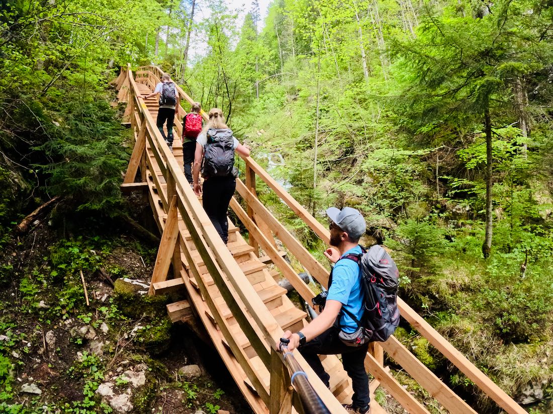Fravely auf der Treppe in der Wörschachklamm