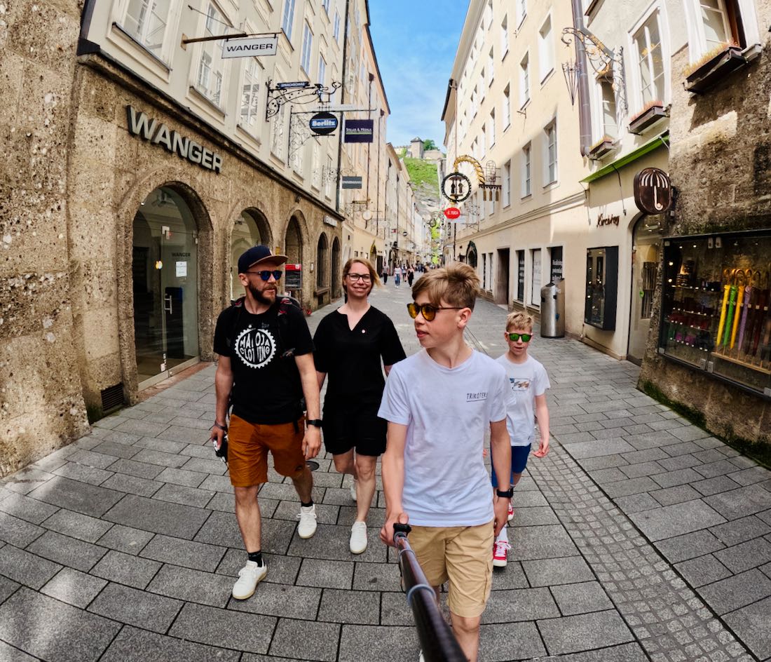 Fravely laufen durch Salzburg