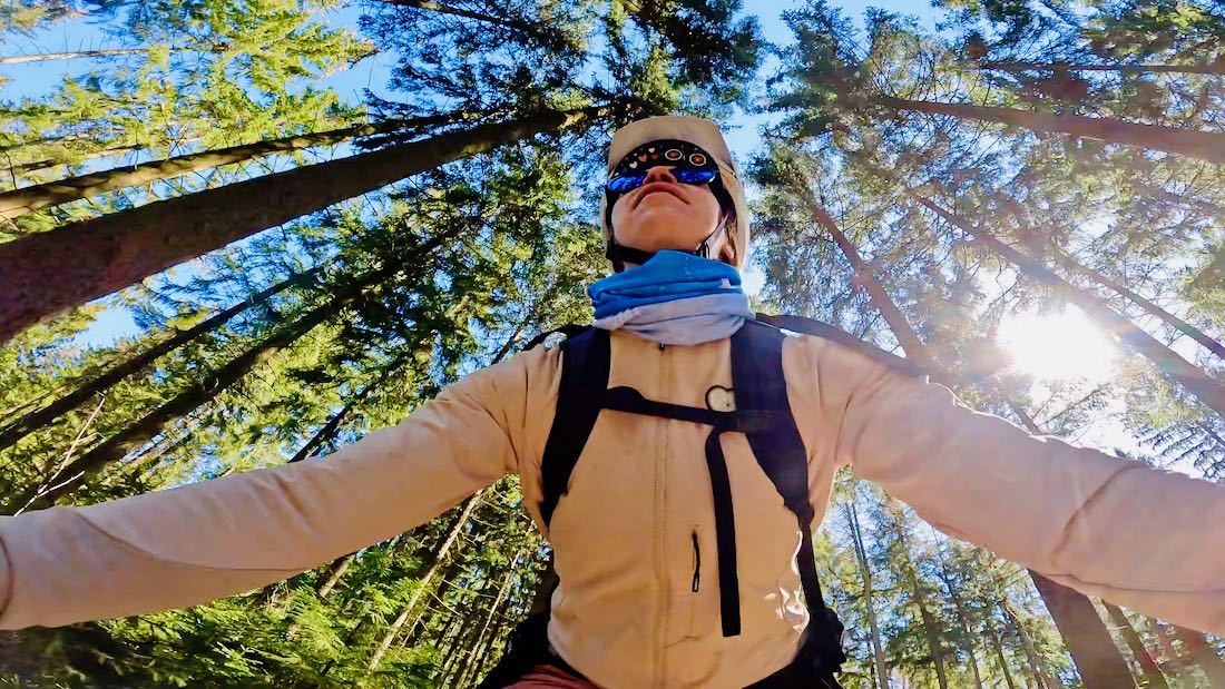 Melanie fährt durch den Dunkelwald
