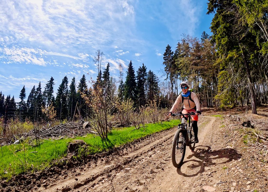 Melanie hat Spaß auf dem Stoneman Miriquidi