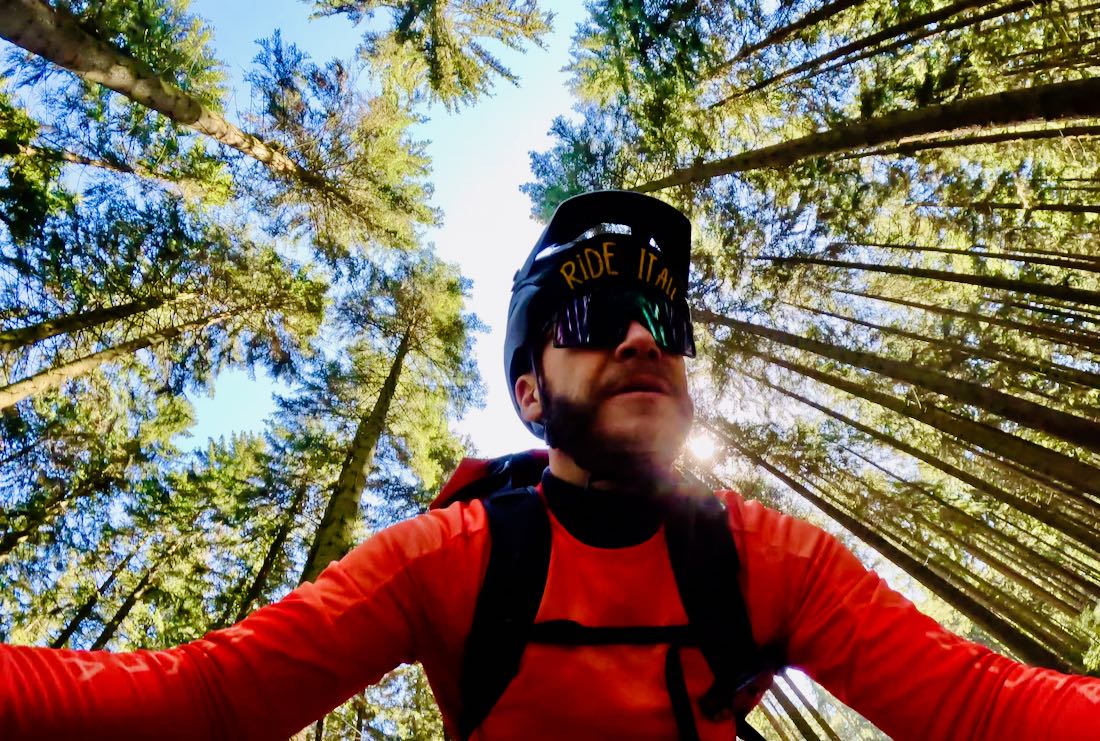 Thomas auf dem Trail durch den Wald