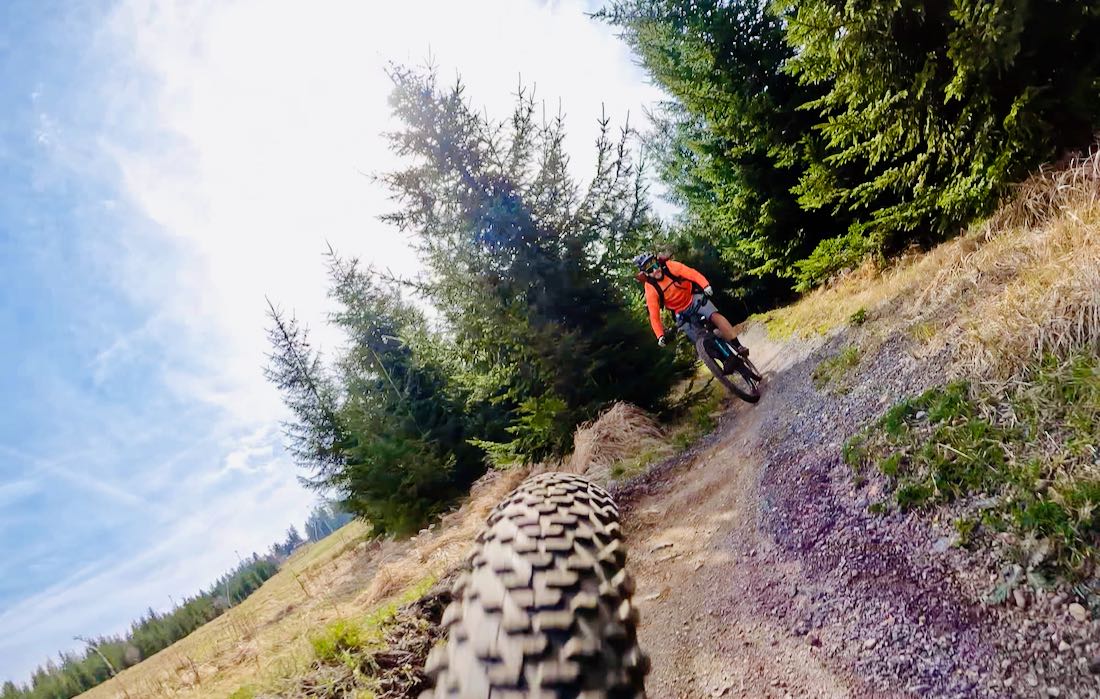 Thomas direkt an Flos Hinterrad auf dem Stoneman Trail