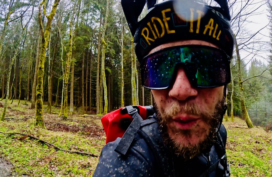 Thomas hat Dreck im Gesicht