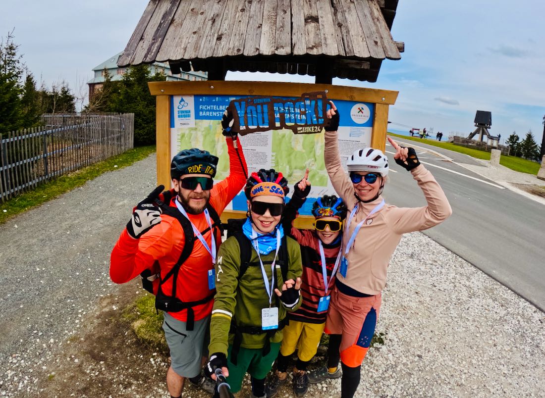 Wir haben den Stoneman Miriquidi geschafft und stehen auf dem Fichtelberg in Oberwiesenthal