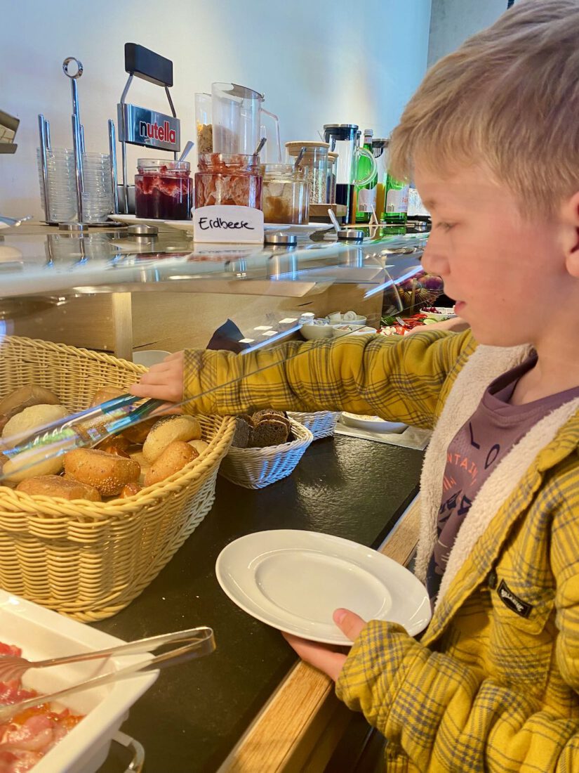 Ben am Frühstücksbeffett im Hotel Tannenhaus