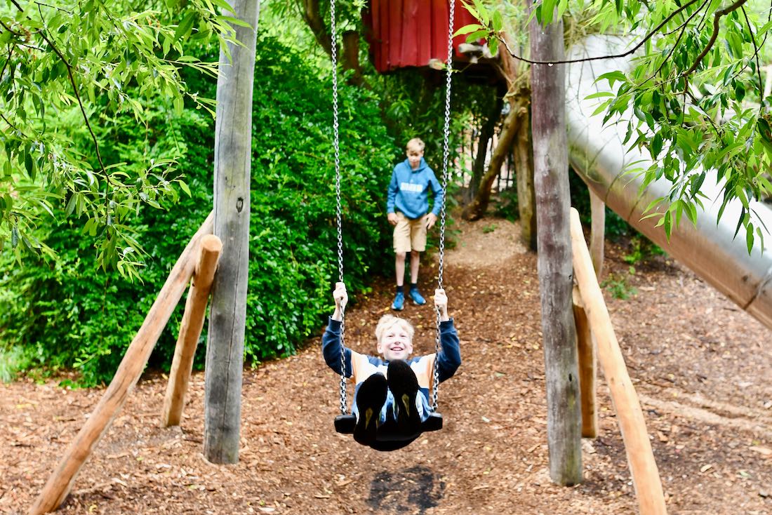 Ben auf der Schaukel der Kulturinsel Einsiedel