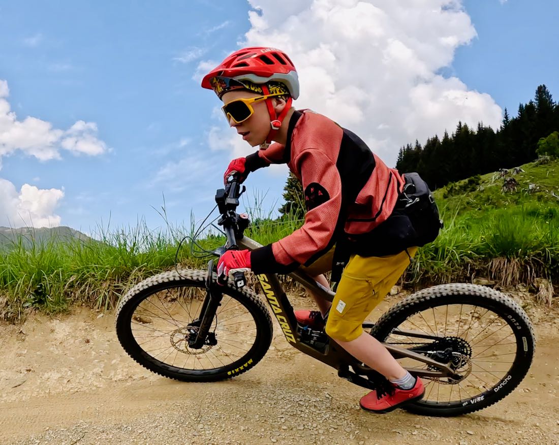 Ben in einer Steilkurve