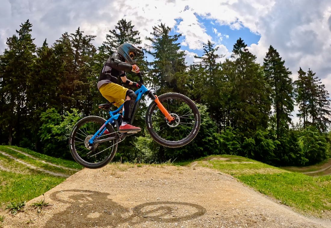 Ben springt im Bikepark Schöneck