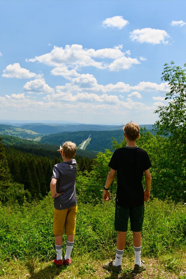 Ben und Flo schauen über das Vogtland