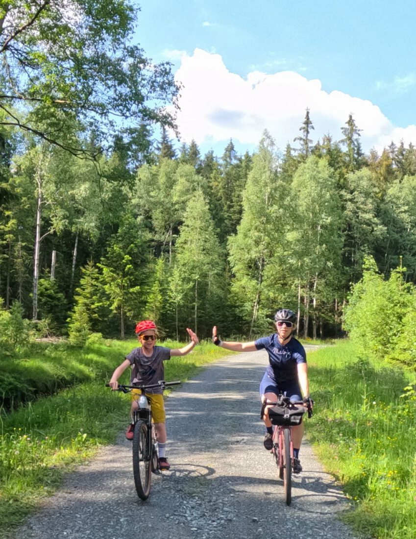 Ben und Melanie haben Spaß auf dem Bike im Vogtland