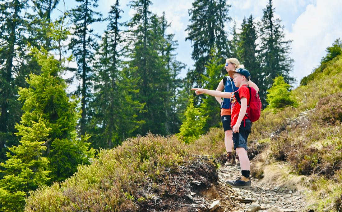 Ben zeigt auf die Berge in Saalbach