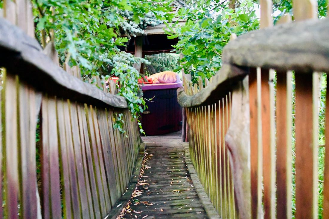 Der Gang zum Baumbett in Turisede