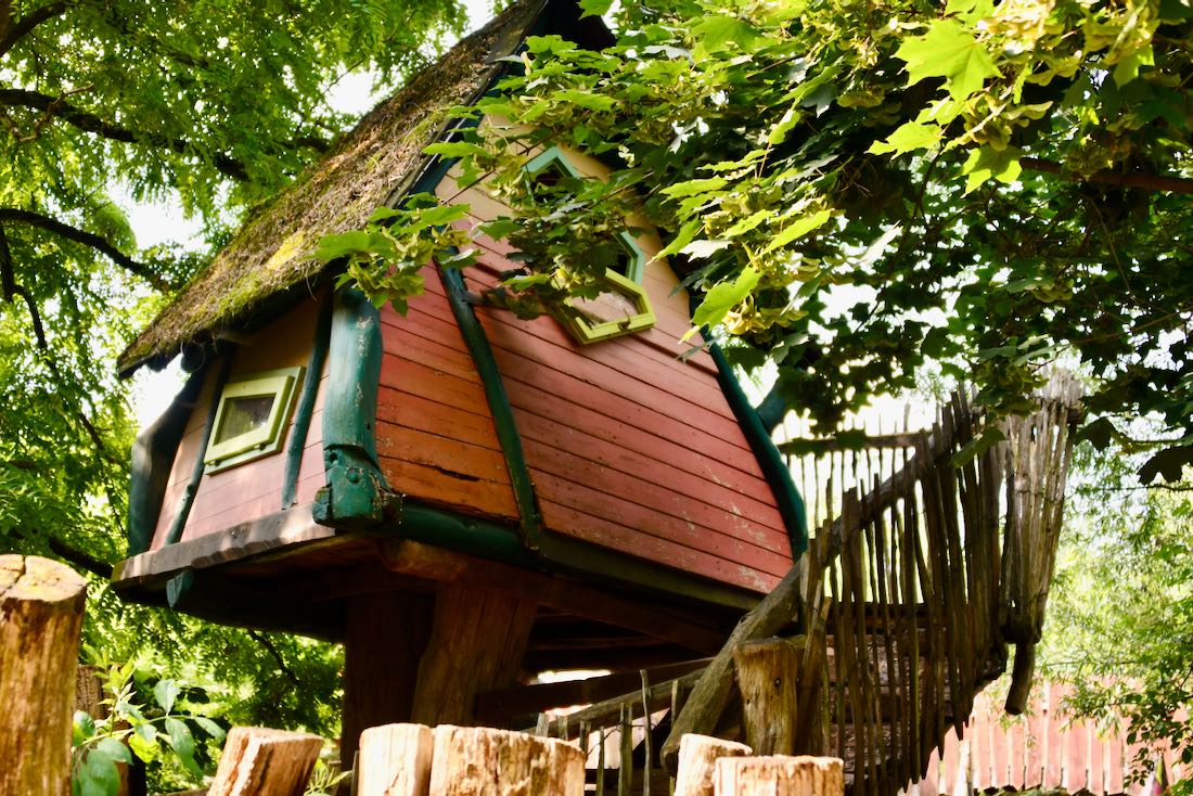 Ein Baumhaus in Turisede