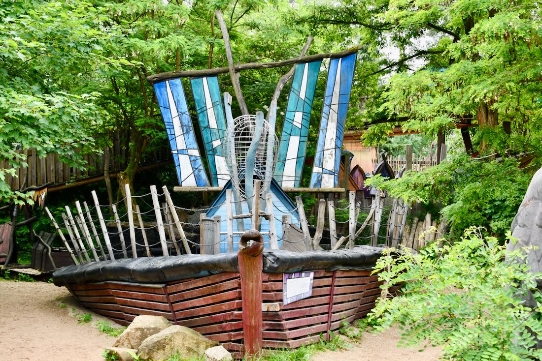 Ein großes Schiff auf der Kulturinsel Einsiedel