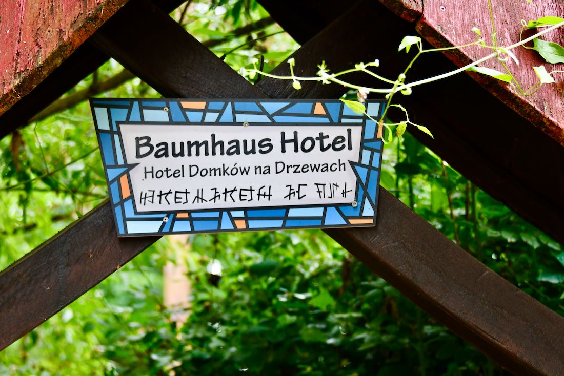 Eingang zum Baumhaushotel