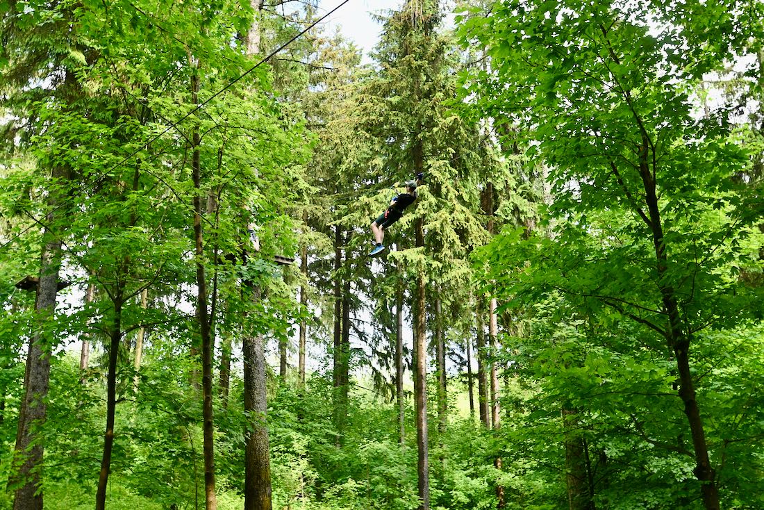 Flo auf der Flyline im Kletterpark