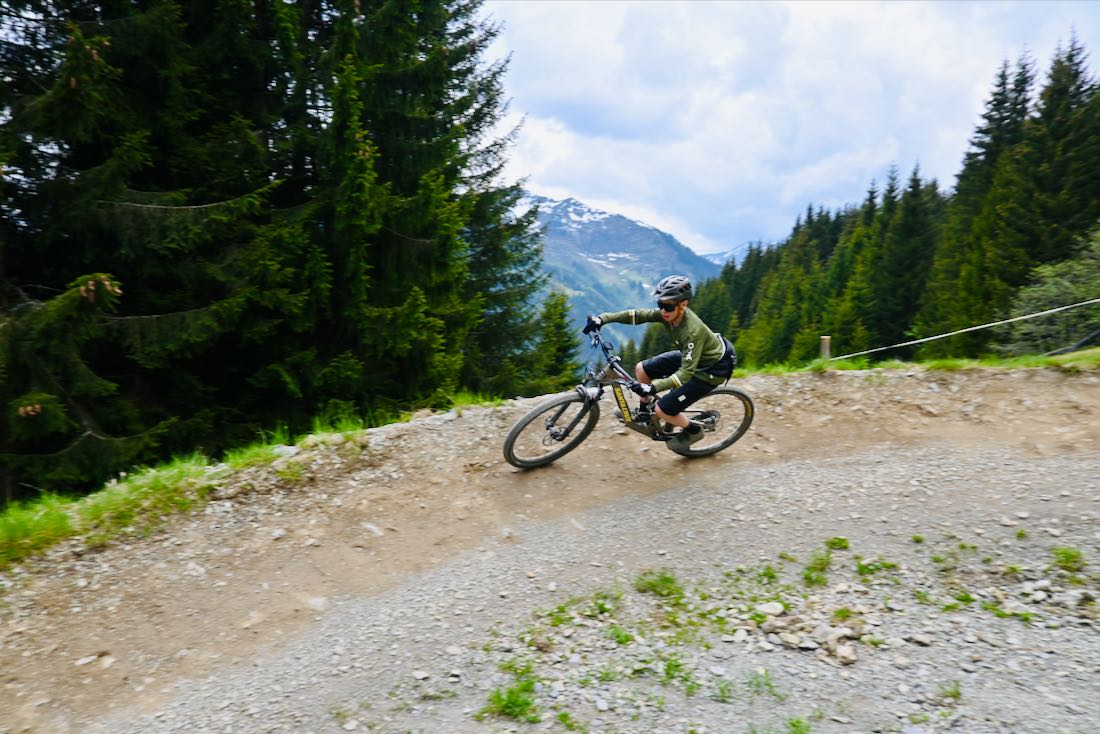 Flo in der Steilkurve