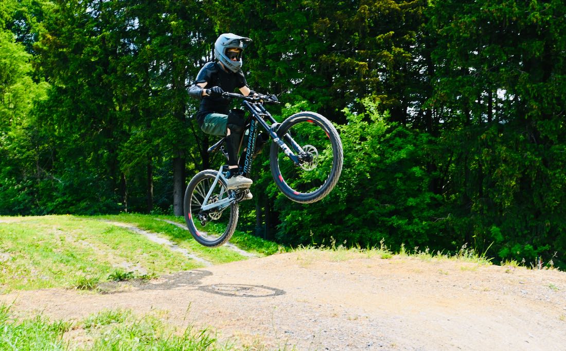 Flo macht einen Sprung mit dem Bike