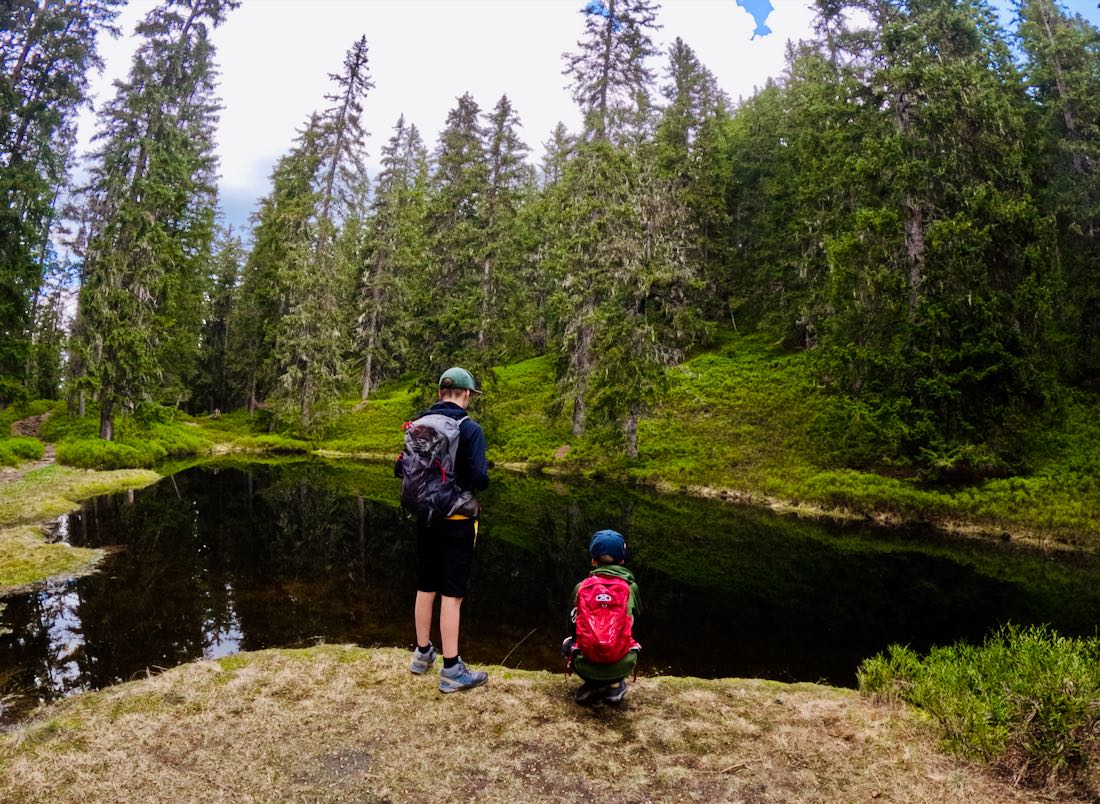 Flo und Ben an einem kleinen Bergsee