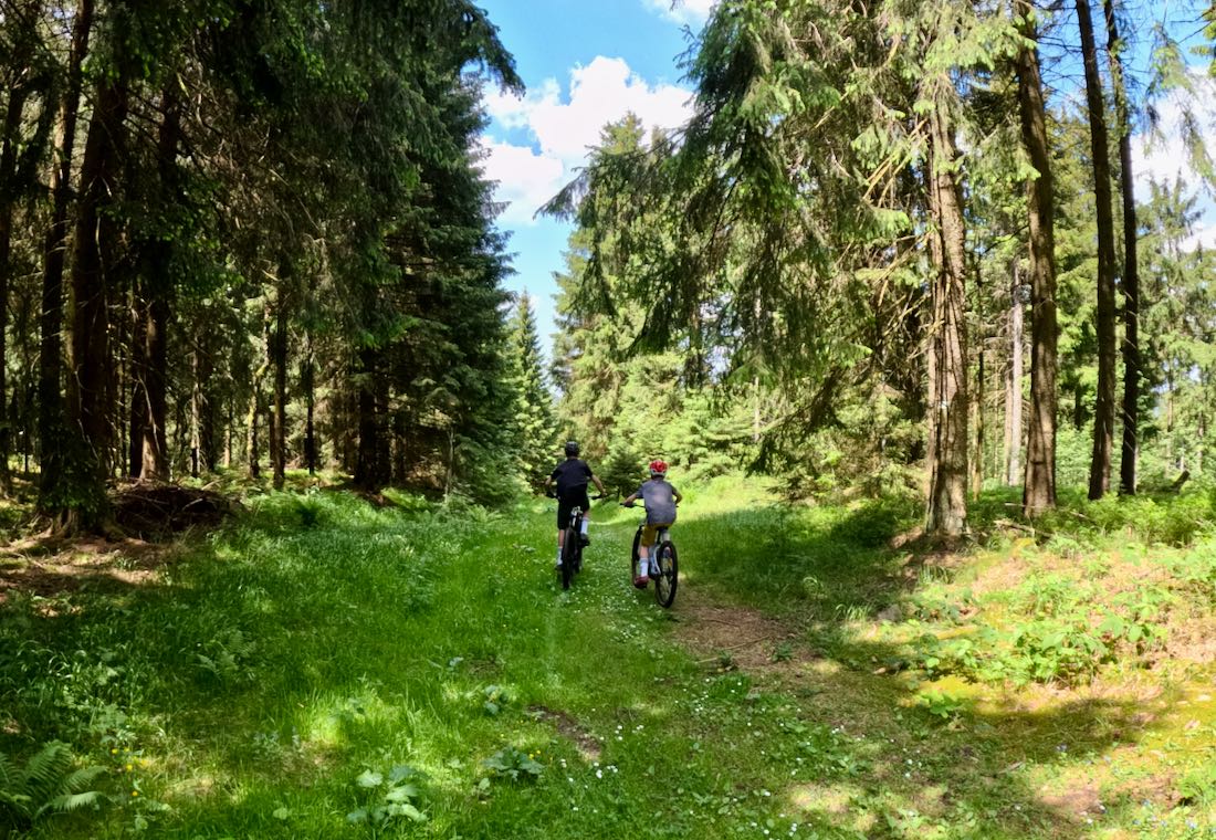 Flo und Ben auf ihren Fahrrädern im Vogtland