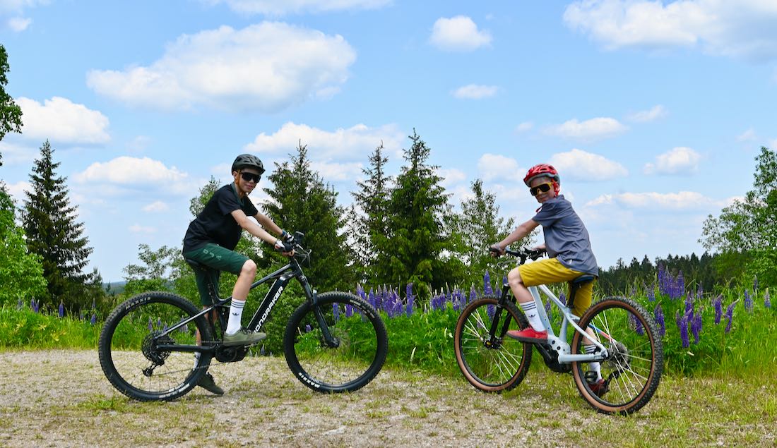 Flo und Ben auf ihren Fahrrädern im Vogtland