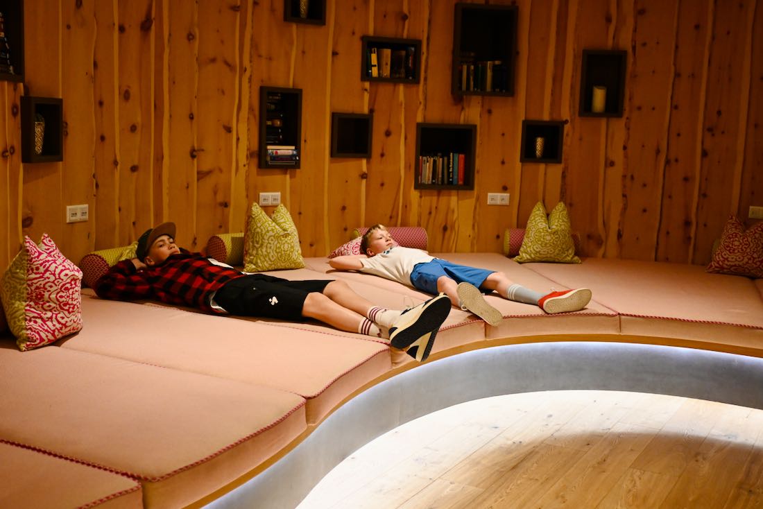 Flo und Ben chillen im Entspannungsraum vom Hotel DIE SONNE