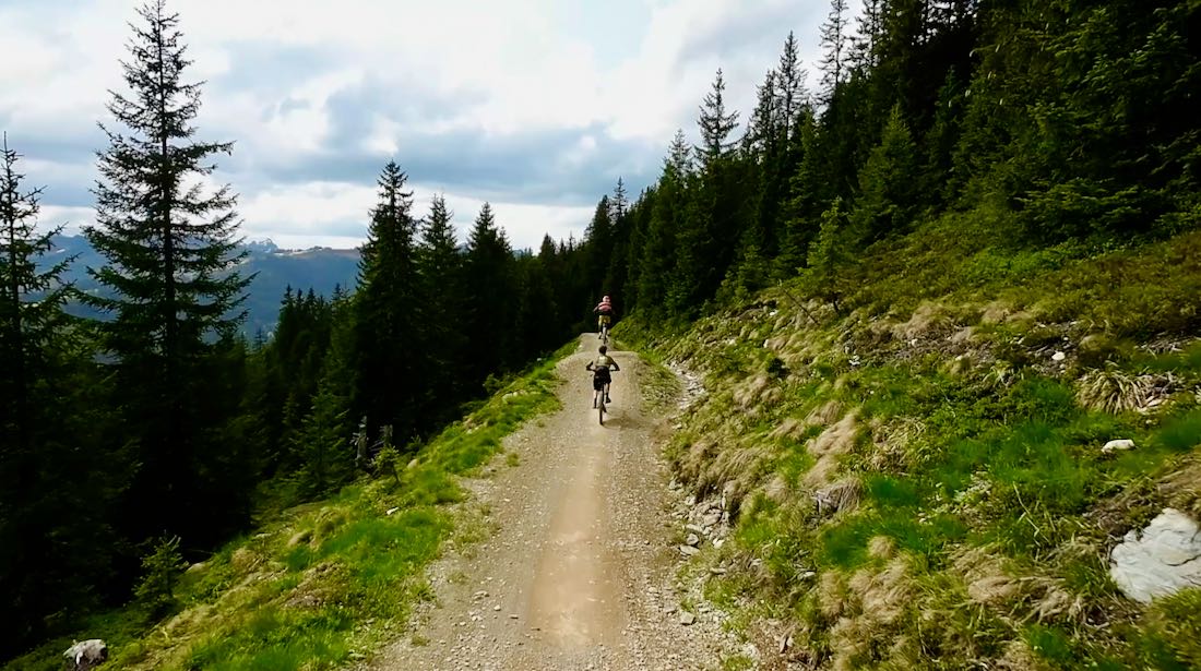 Flo und Ben springen in der Line