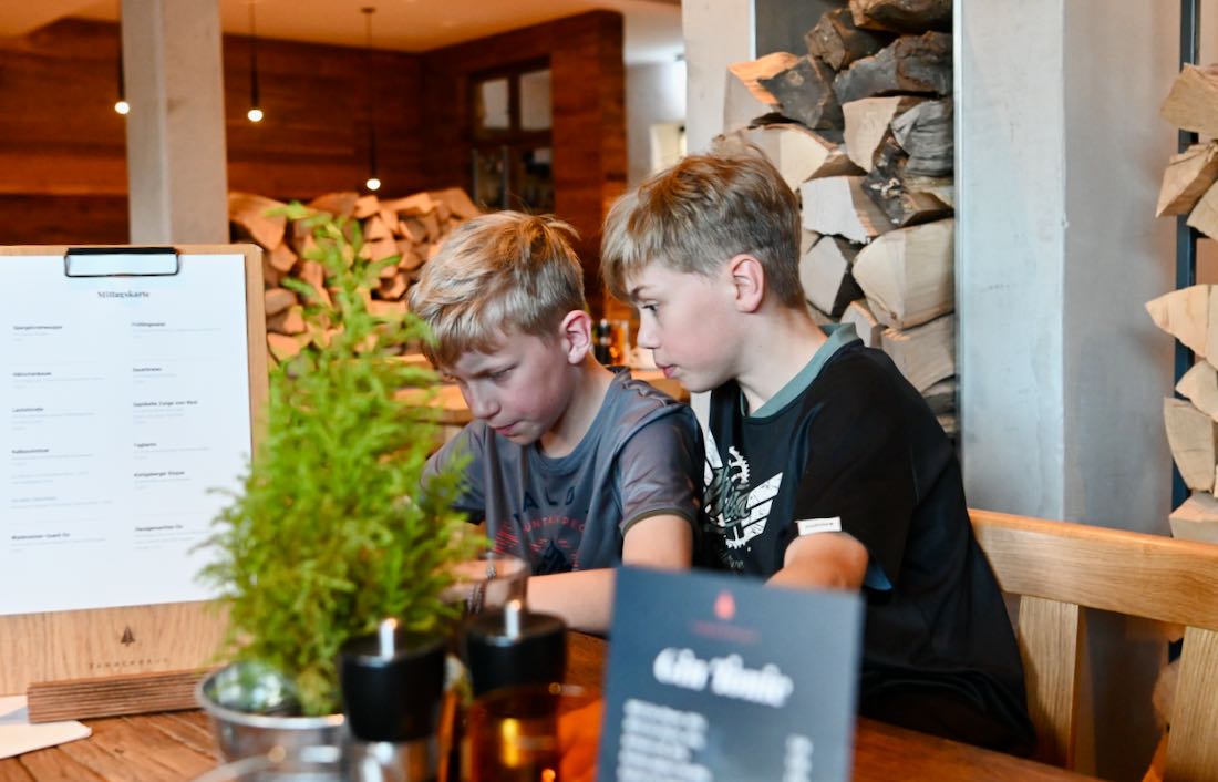 Flo und Ben und die Mittagskarte im Hotel Tannenhaus