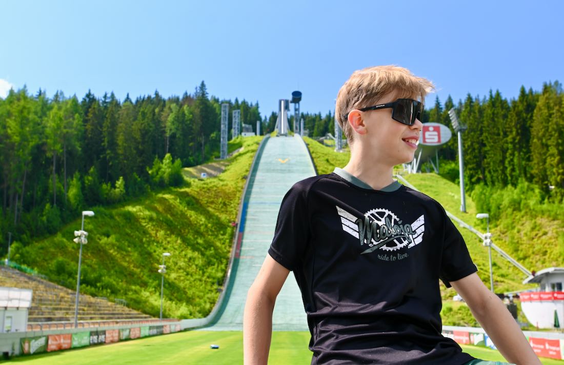 Flo vor der Sparkasse Vogtland Arena Skisprungschanze