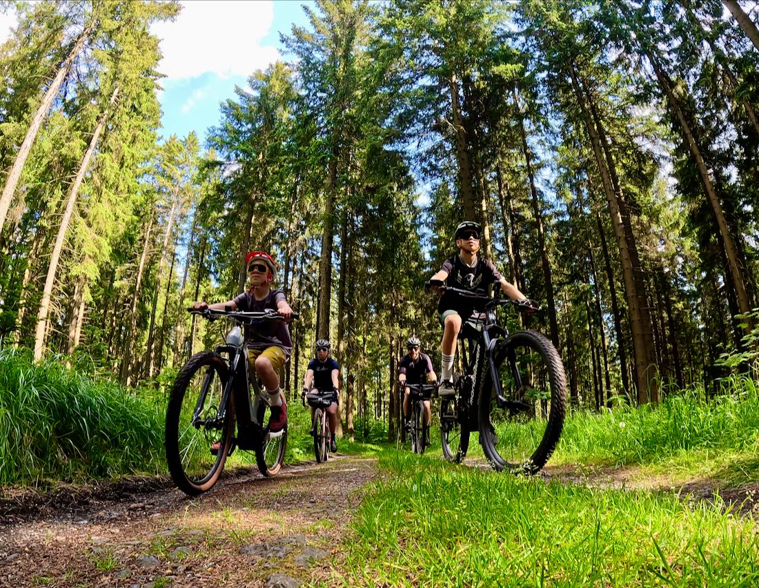 Fravely im Wald auf den Bikes im Vogtland