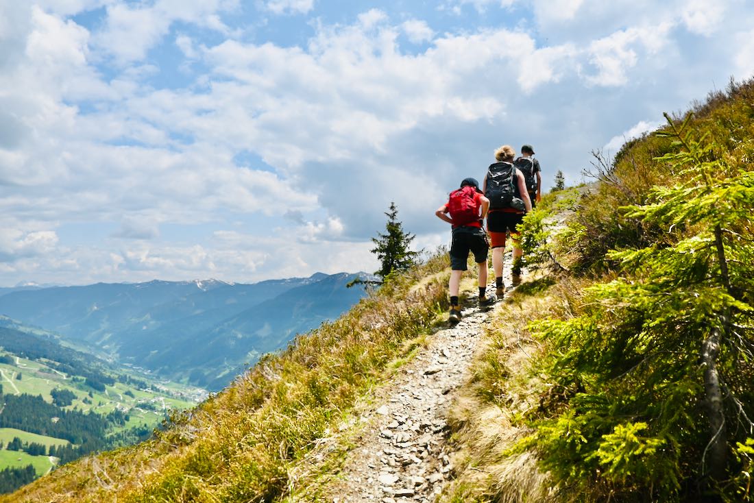 Fravely wandert den Berg hinauf