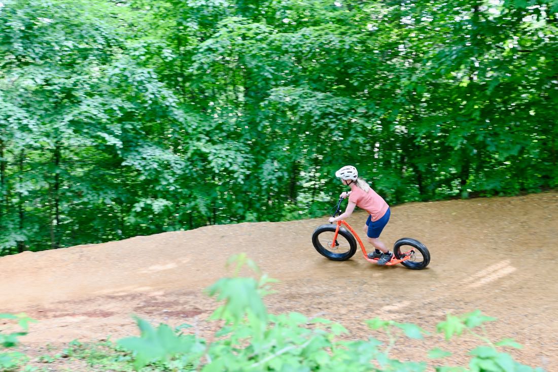 Melanie auf dem Monsterroller