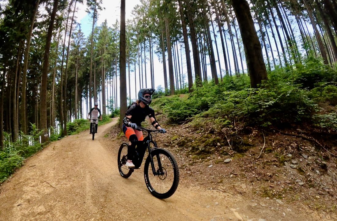 Melanie auf dem Trailbike im Bikepark Schöneck