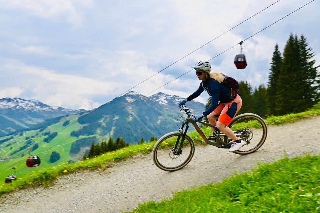 Melanie fährt eine steile Kurve