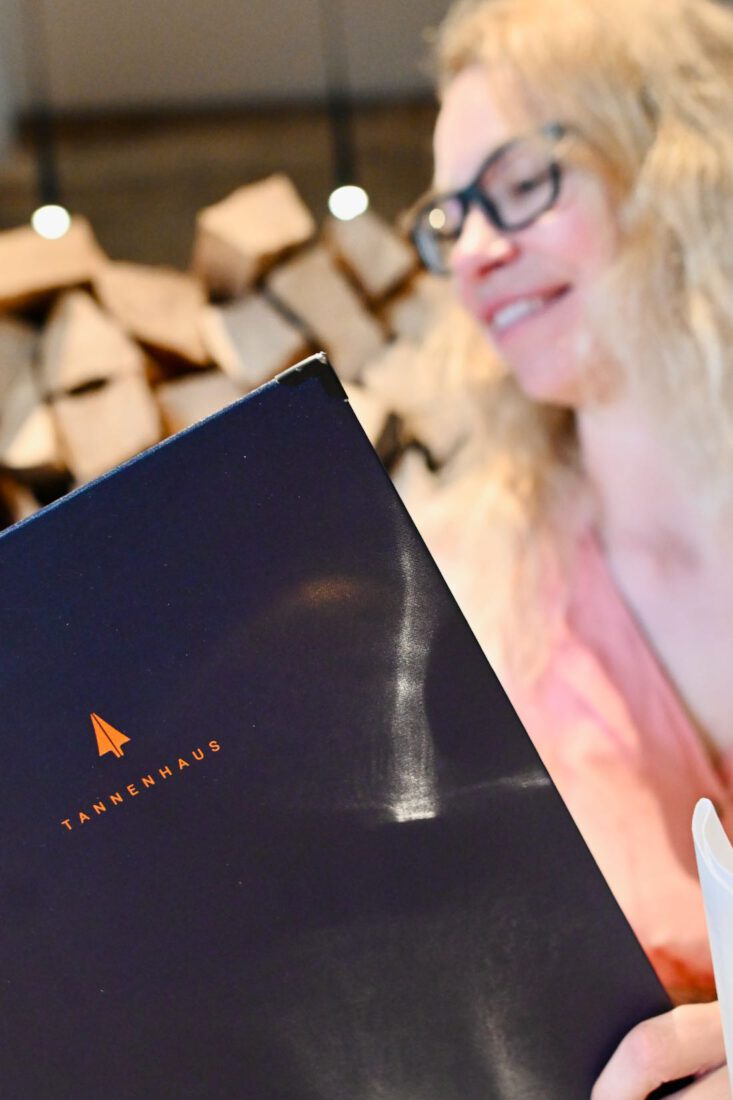Melanie studiert die Speisekarte vom Hotel Tannenhaus