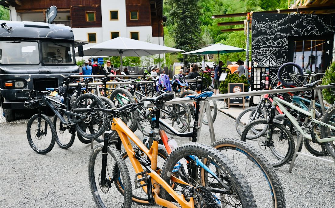 Viele Bikes vor dem SkiLL Shop und der Bikelounge