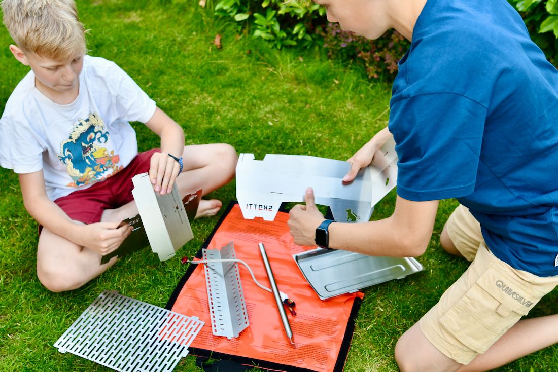 Ben und Flo bauen den Skotti Grill auf