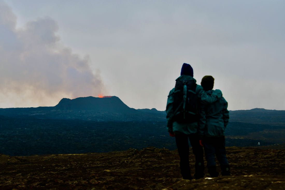 Flo und Ben aus sicherer Entfernung zum Krater in Island