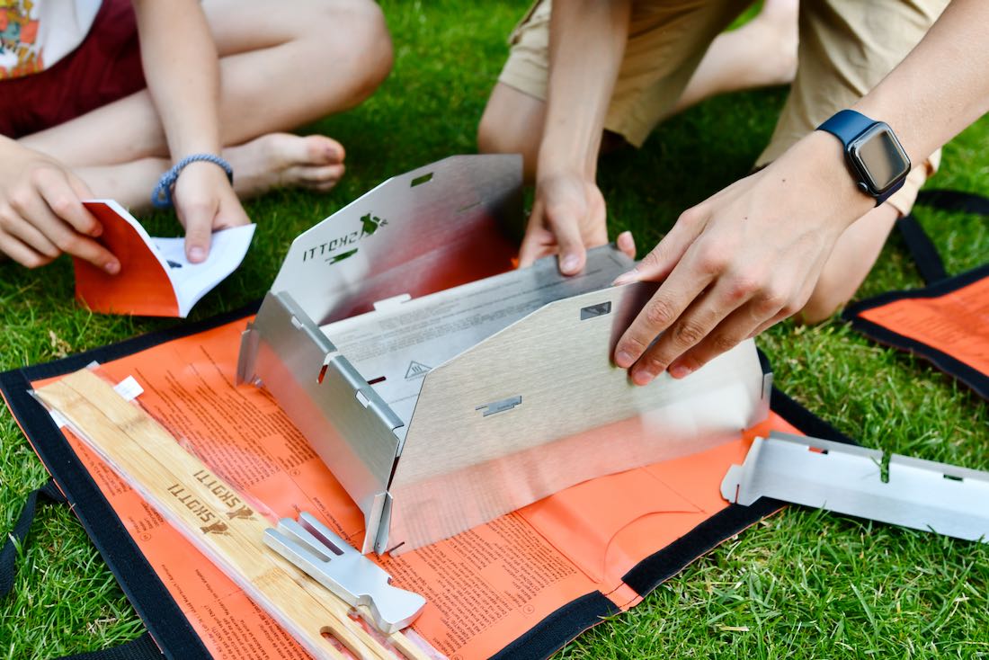Flo und Ben bauen den Deckel zum Skotti Grilll