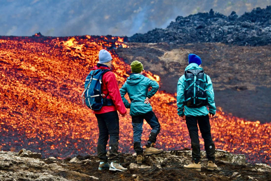 Melanie Flo und Ben am Lavastrom aus sicherer Entfernung