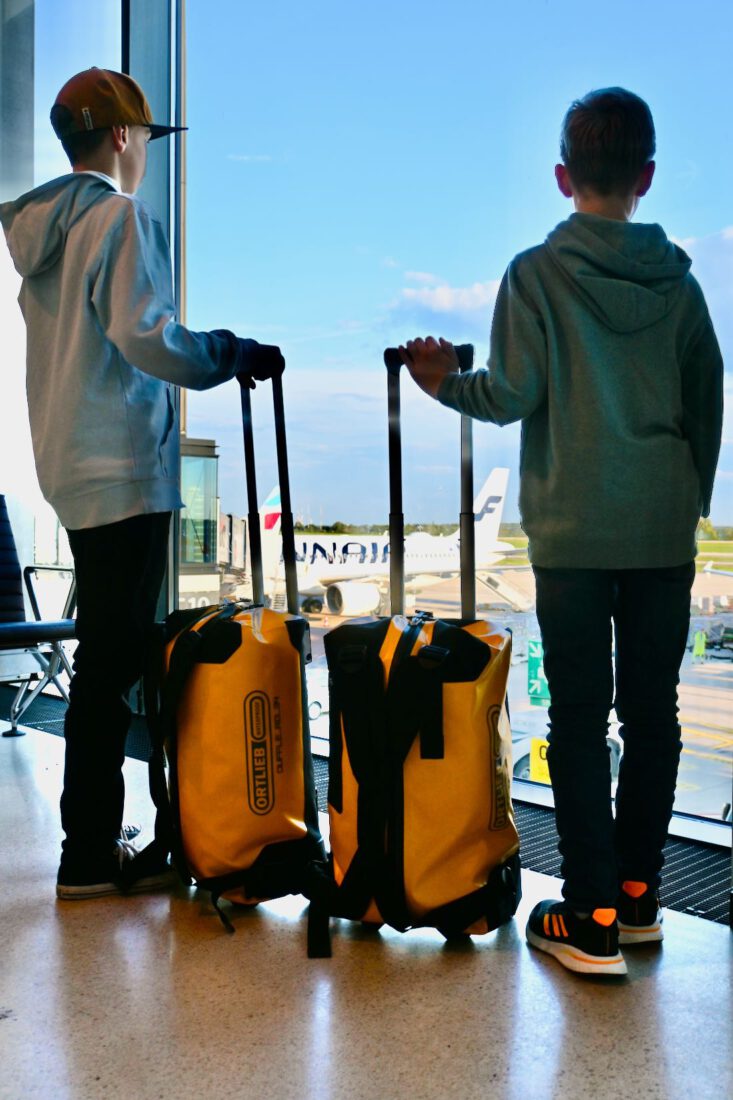 Warten am Flughafen mit der ORTLIEB Duffle RG 34