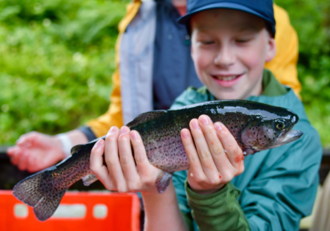 Ben hält eine wunderschöne Forelle