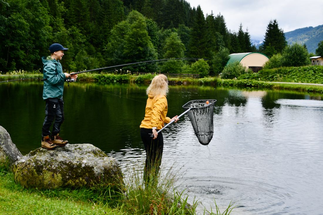 Ben hat eine Forelle gefangen