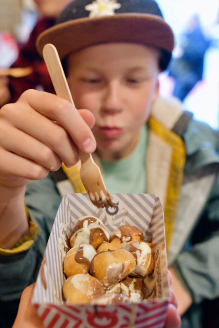 Ben isst leckere fritierte süße Bällchen von Loo.koo.mas