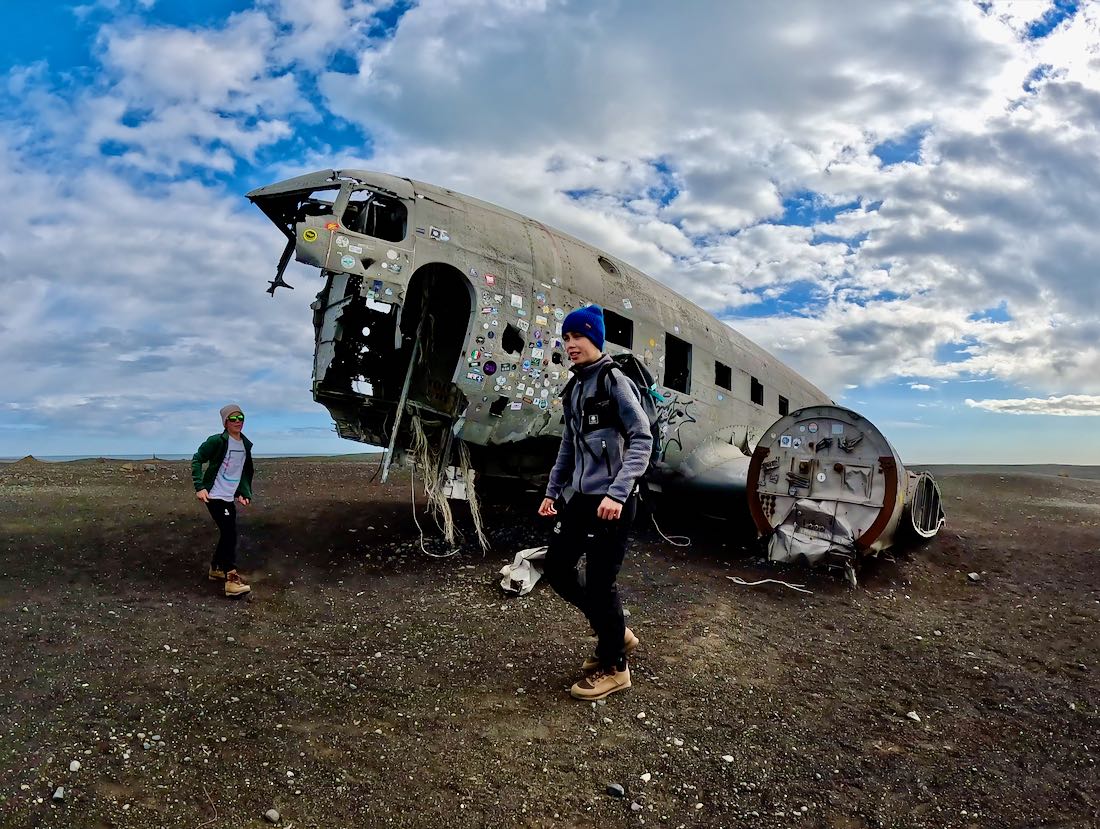 Ben und Flo am Flugzeugwrack in Island