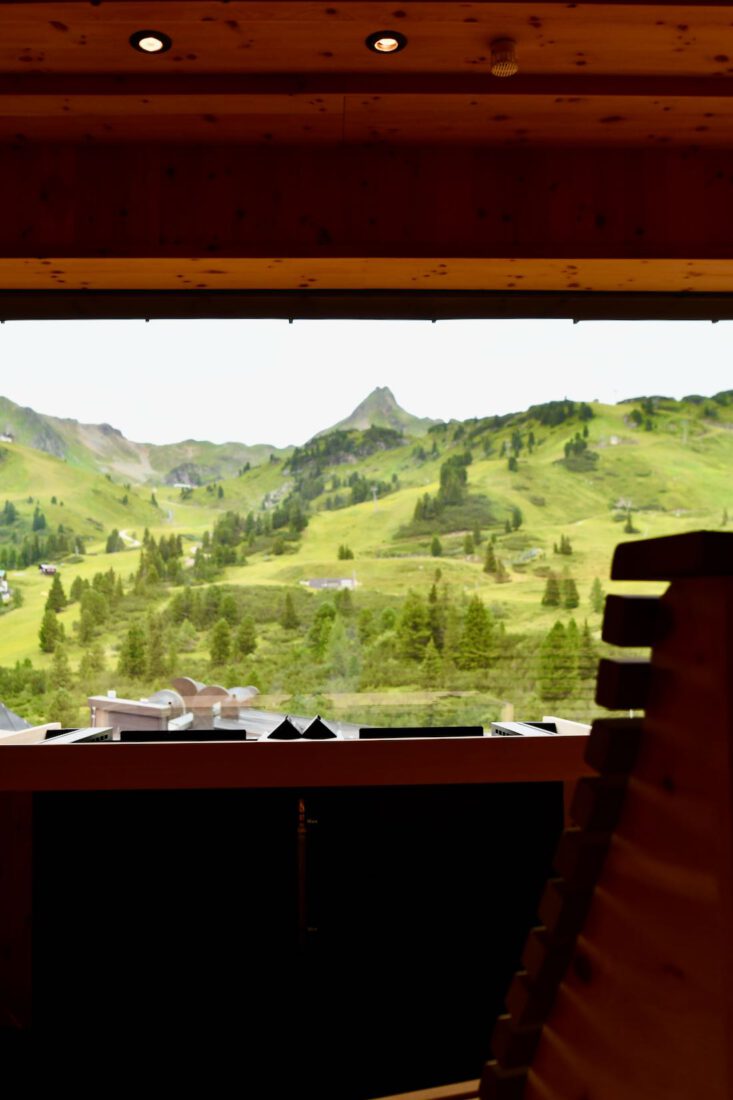 Blick aus der Sauna in die Berge des Hotel Steiner in Obertauern