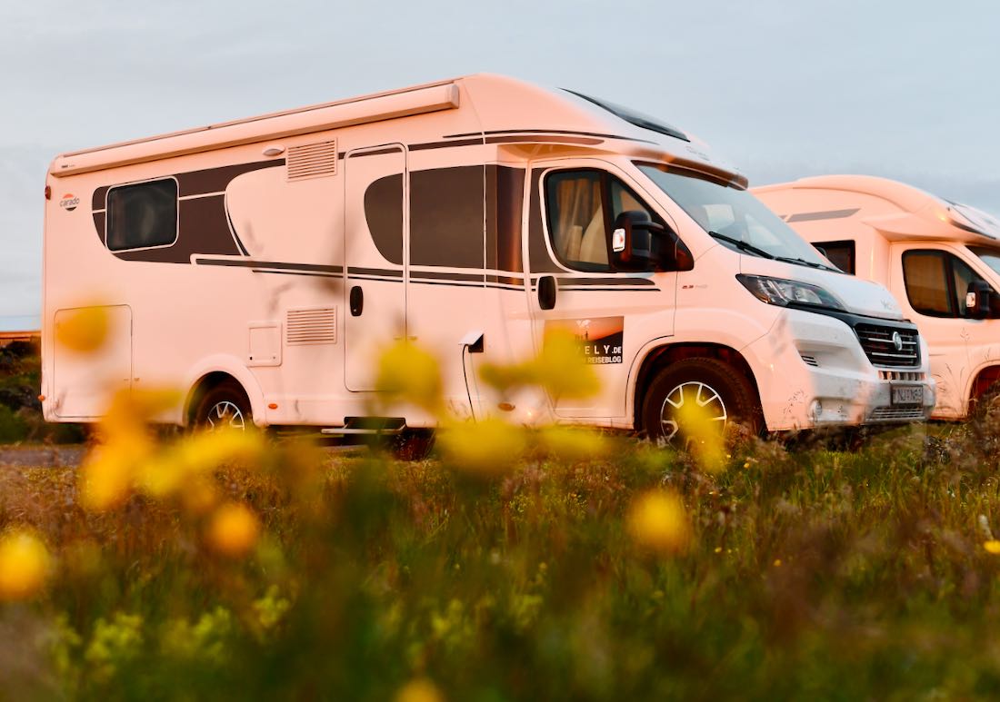 Der Camper auf dem Campingplatz
