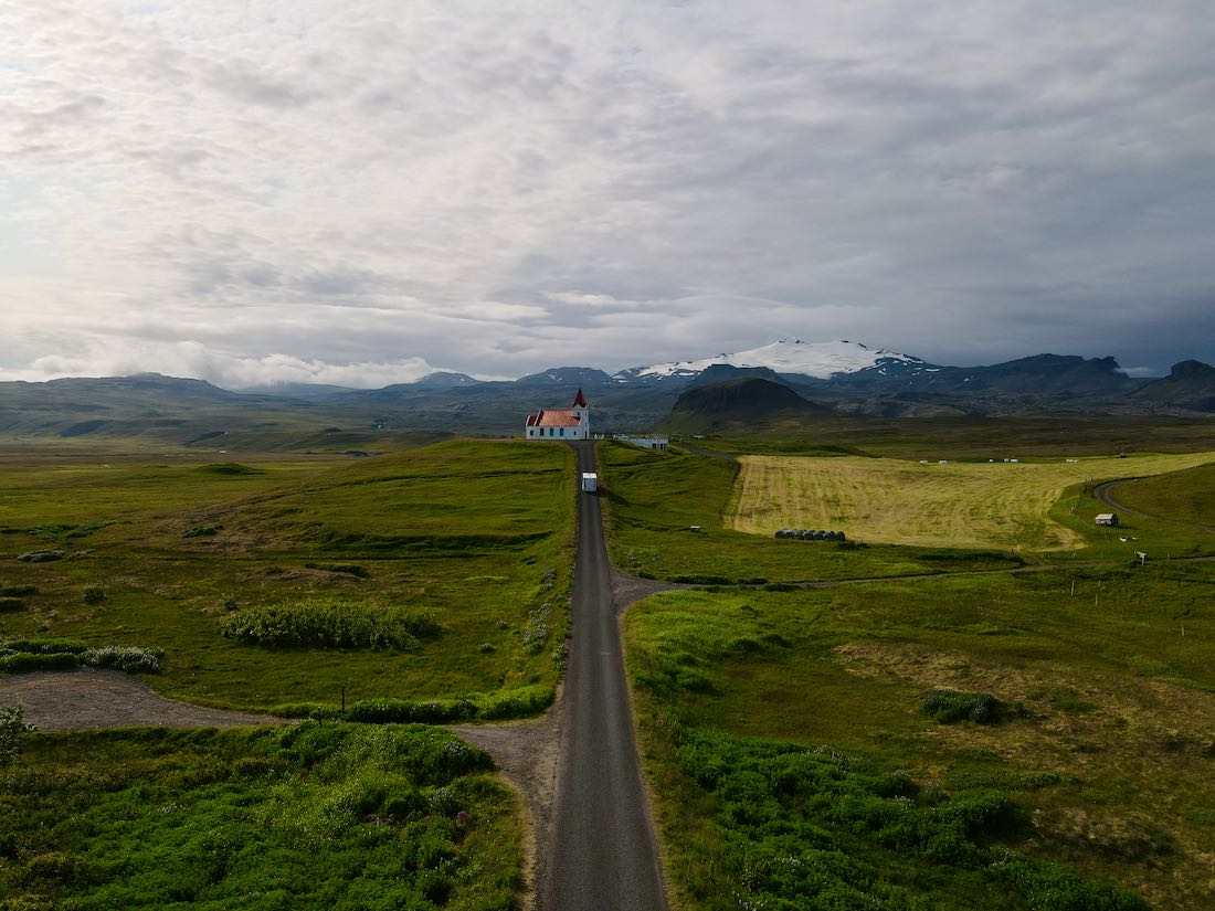 Der Camper und die kleine Ingjaldsholskirkja