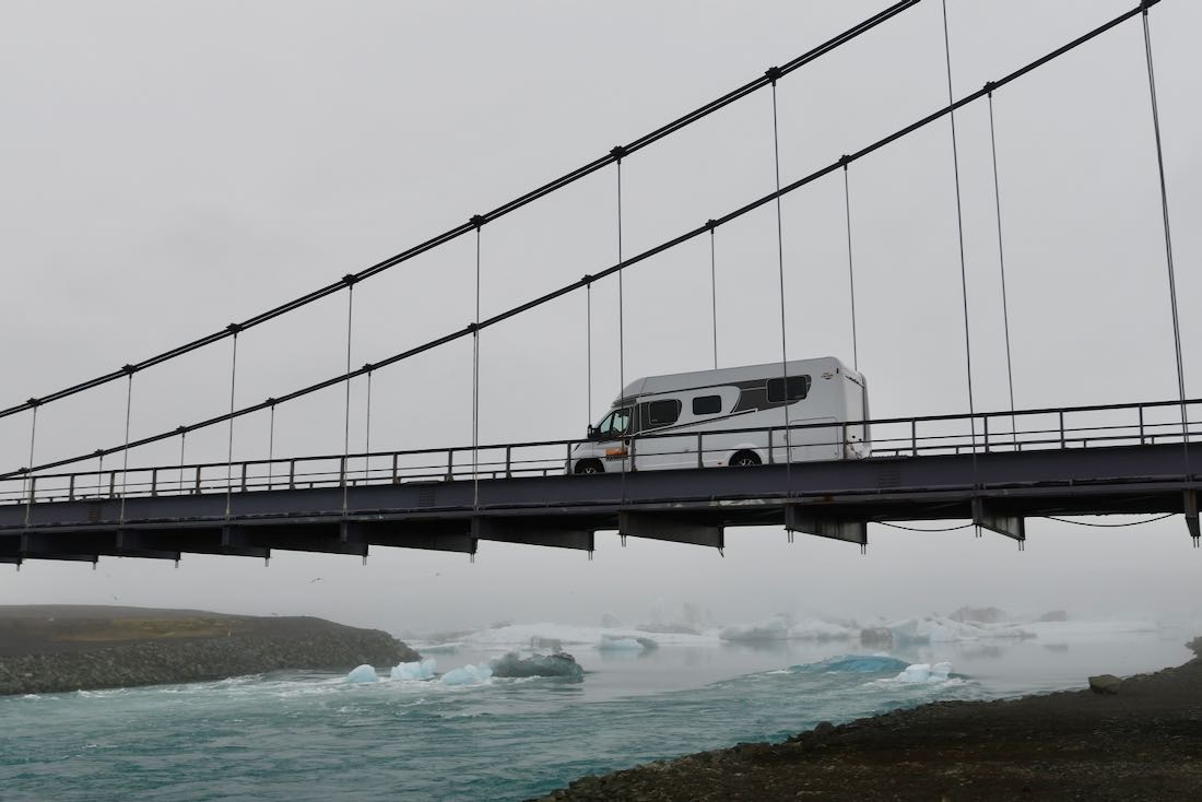 Der Camperdays.de Camper auf der Brücke vor der Glacier Lagoon in Island